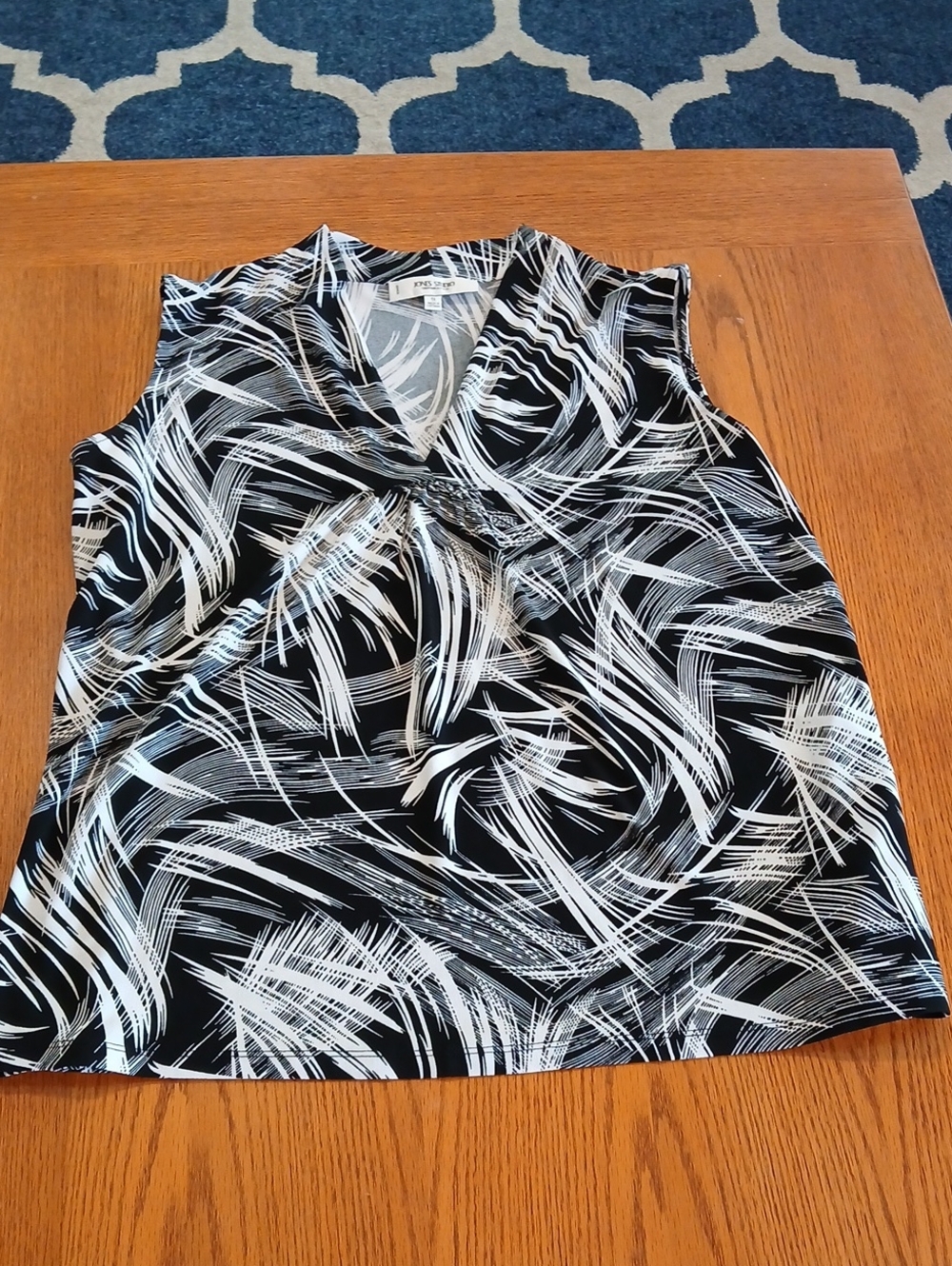 Jones New York Black and White Abstract Brushstroke V-Neck Sleeveless Top